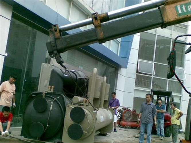 薛城区随车吊和汽车吊的核心区别是什么？哪种更省钱？